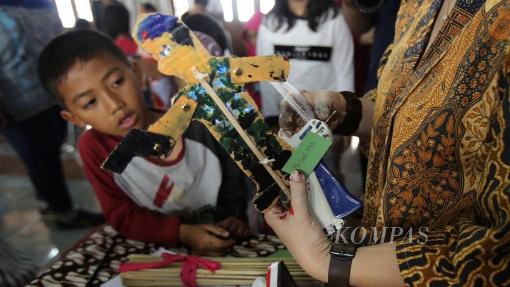 Salah satu karya wayang kardus berbentuk tentara yang dibuat salah satu peserta ajang membuat wayang kardus bersama Sanggar Gambar Ananda-Bandung di Galeri Nasional, Jakarta, Minggu (4/8).