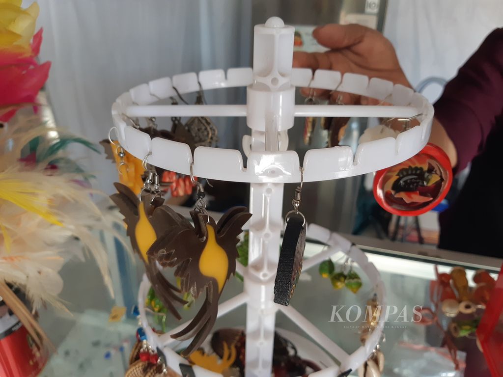 Produk anting-anting dengan hiasan burung cenderawasih di galeri Shmini Art di Kota Jayapura, Papua, pada 26 Agustus 2023. 