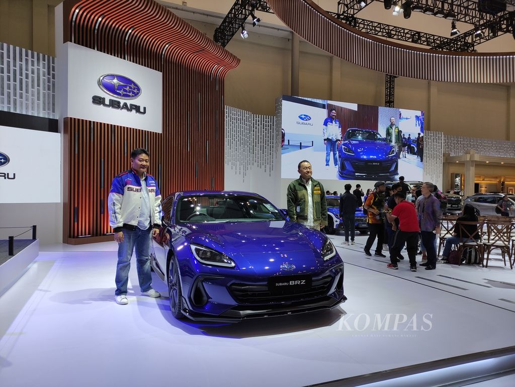 Chief Executive Officer Subaru Indonesia Arie Christopher (kiri) memamerkan Subaru BRZ edisi spesial dalam Gaikindo Indonesia International Auto Show (GIIAS) di ICE BSD, Tangerang, Banten, Rabu (17/7/2024).