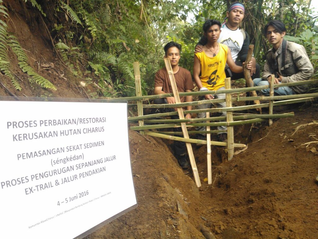 Proses pemasangan sekat sedimen atau sediment trap di salah satu jalur pelintasan motor trail area Cagar Alam-Taman Wisata Alam Kawah Kamojang, Kabupaten Bandung, Jawa Barat, 5 Juni 2016.