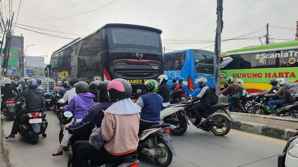 Kemacetan tetap terjadi sampai ke jalan layang Pasar Ciputat di Jalan Ir Juanda, Ciputat, Tangerang Selatan, Senin (26/6/2023) pagi, meskipun Dinas Perhubungan Tangerang Selatan sudah melakukan rekayasa lalu lintas.