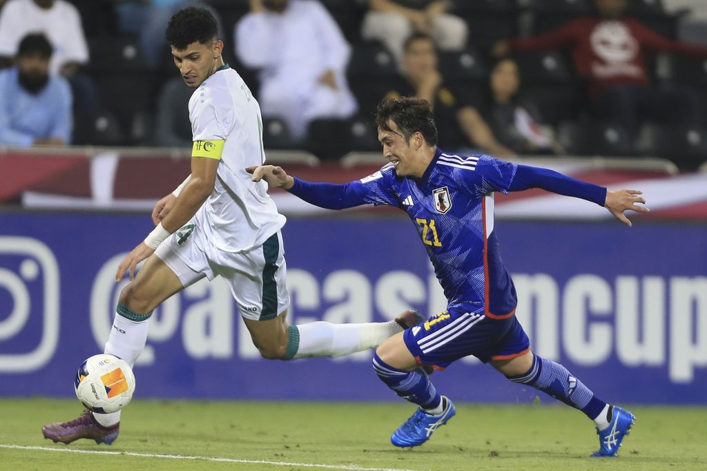 Irak defender, Zaid Tahseen (left), vies for the ball with Japanese player, Ayumu Ohata, during the semifinal match of the U-23 Asian Cup in Doha, Qatar, on April 29, 2024.