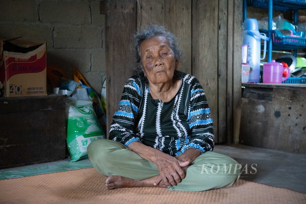 Amlah yang berusia 105 tahun menolak relokasi proyek Rempang Eco City di Pulau Rempang, Batam, Kepulauan Riau, Kamis (5/10/2023). 