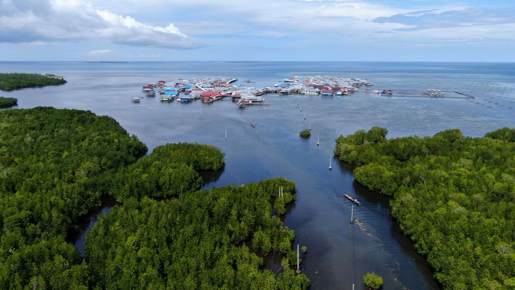 Hutan mangrove atau bakau yang cukup lebat menjadi pembatas alam antara perkampungan suku Bajo di Desa Torosiaje, Kecamatan Popayato, Kabupaten Pohuwato, Gorontalo, dan daratan, Minggu (17/7/2022).