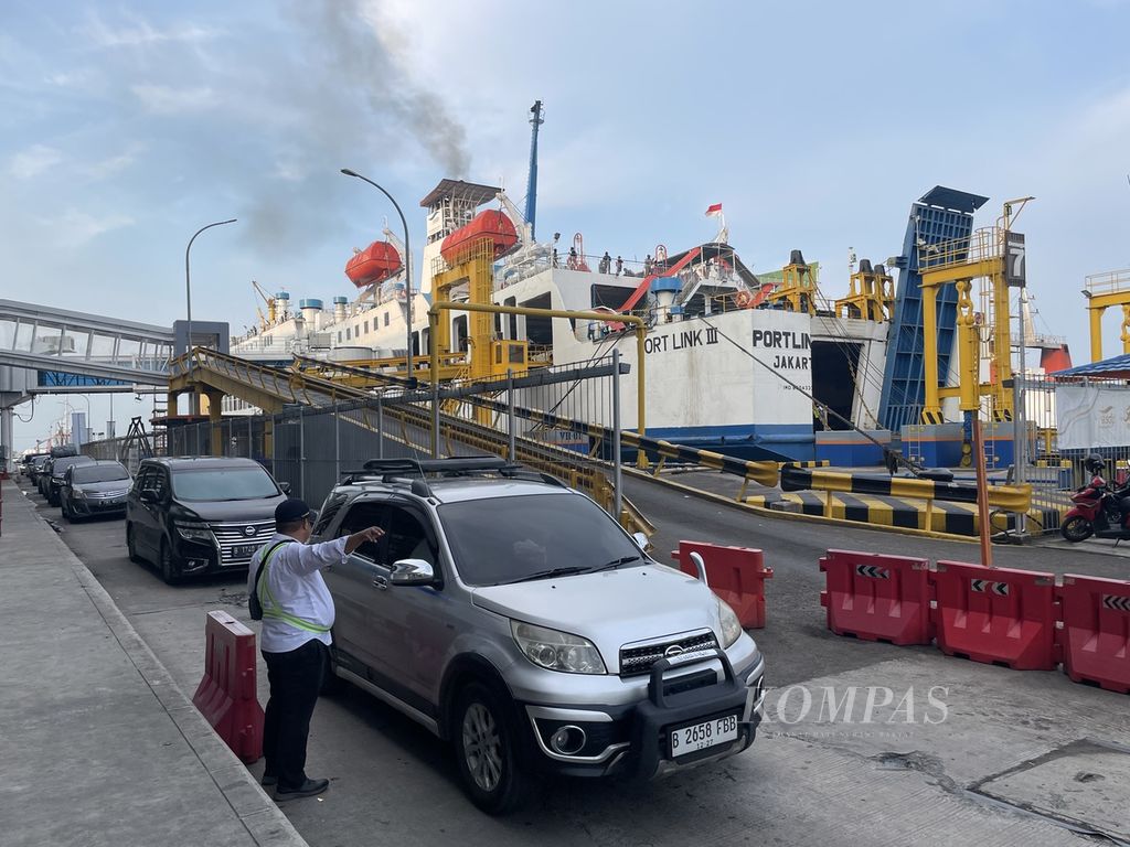 Mobil-mobil hendak memasuki KMP Port Link III di Pelabuhan Bakauheni, Lampung, Minggu (30/4/2023).