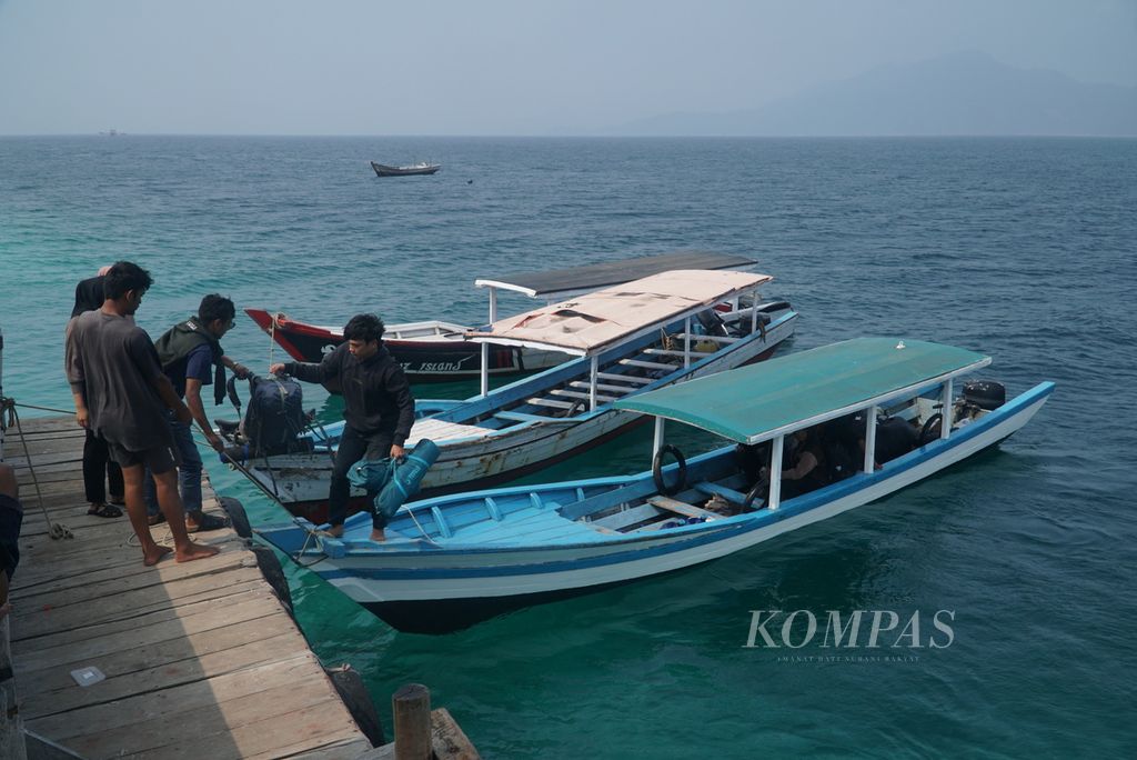 Pengunjung naik ke Dermaga Pulau Sirandah, Kelurahan Teluk Kabung Selatan, Kecamatan Bungus Teluk Kabung, Kota Padang, Sumatera Barat, Sabtu (7/10/2023). 