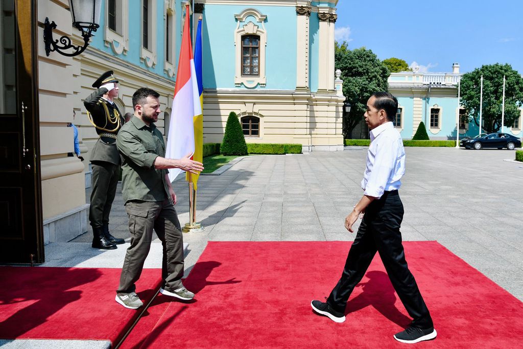 Presiden Ukraina Volodymyr Zelenskyy menyambut kedatangan Presiden Joko Widodo di Kyiv, Ukraina, Rabu (29/6/2022). 