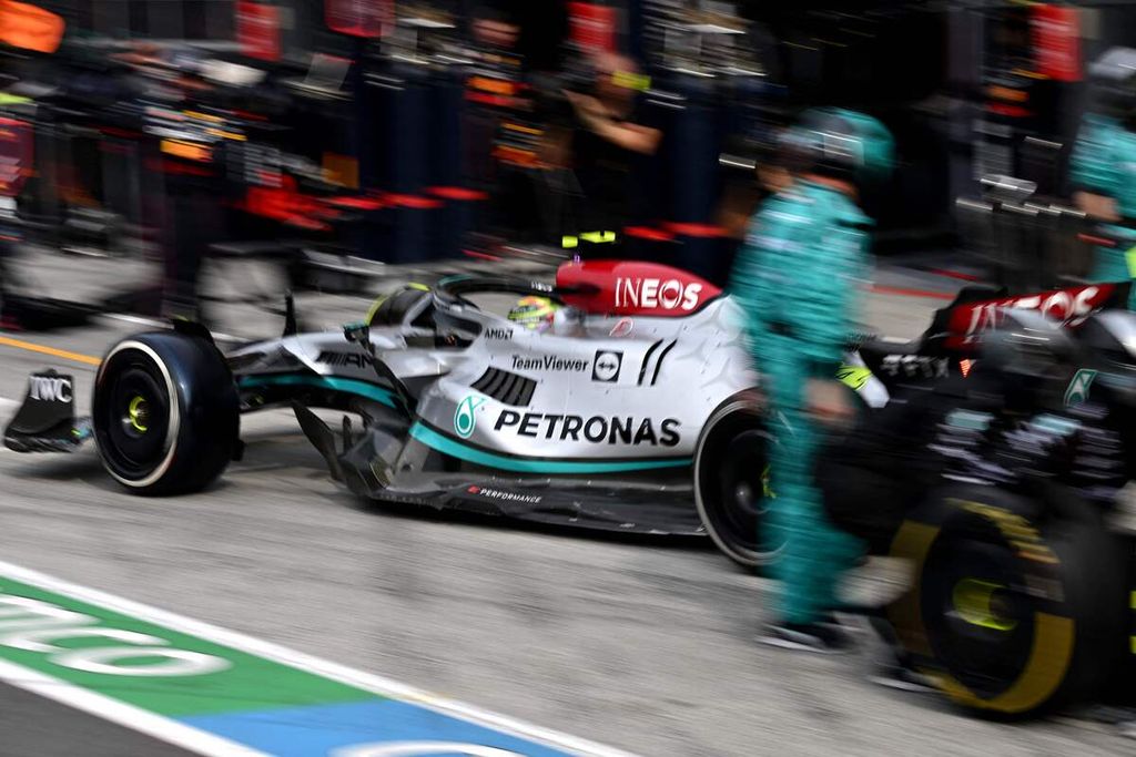 Mobil pebalap tim Mercedes Lewis Hamilton meninggalkan pit stop saat balapan Grand Prix Formula 1 seri Belanda di Sirkuit Zandvoort, Belanda, Minggu (4/9/2022). Hamilton gagal meraih podium di seri Belanda. 