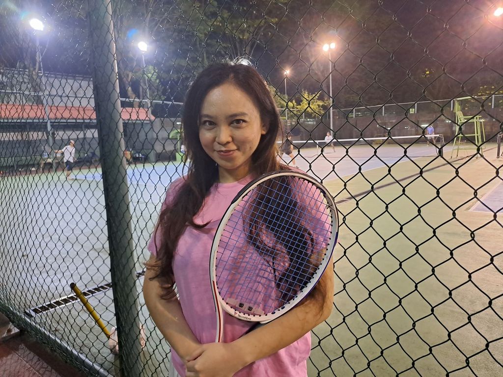 Lolita (37), warga Jalan Sudirman, Jakarta, ketika ditemui saat hendak berolahraga tenis di Lapangan Tenis Outdoor Gelanggang Olahraga Remaja (GOR) Soemantri Brodjonegoro, Jakarta, Selasa (5/9/2023). Kendati menyadari kualitas udara sedang buruk, ia memilih tetap berolahraga.  