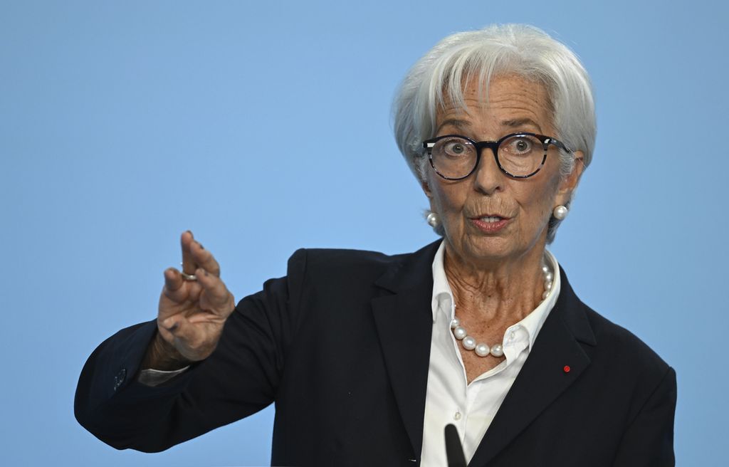 Christine Lagarde, Presiden Bank Sentral Eropa (ECB), memberikan pernyataan pers di kantor pusat ECB di Frankfurt, Jerman, 27 Oktober 2022. ECB kembali menaikkan suku bunga untuk menekan inflasi. 