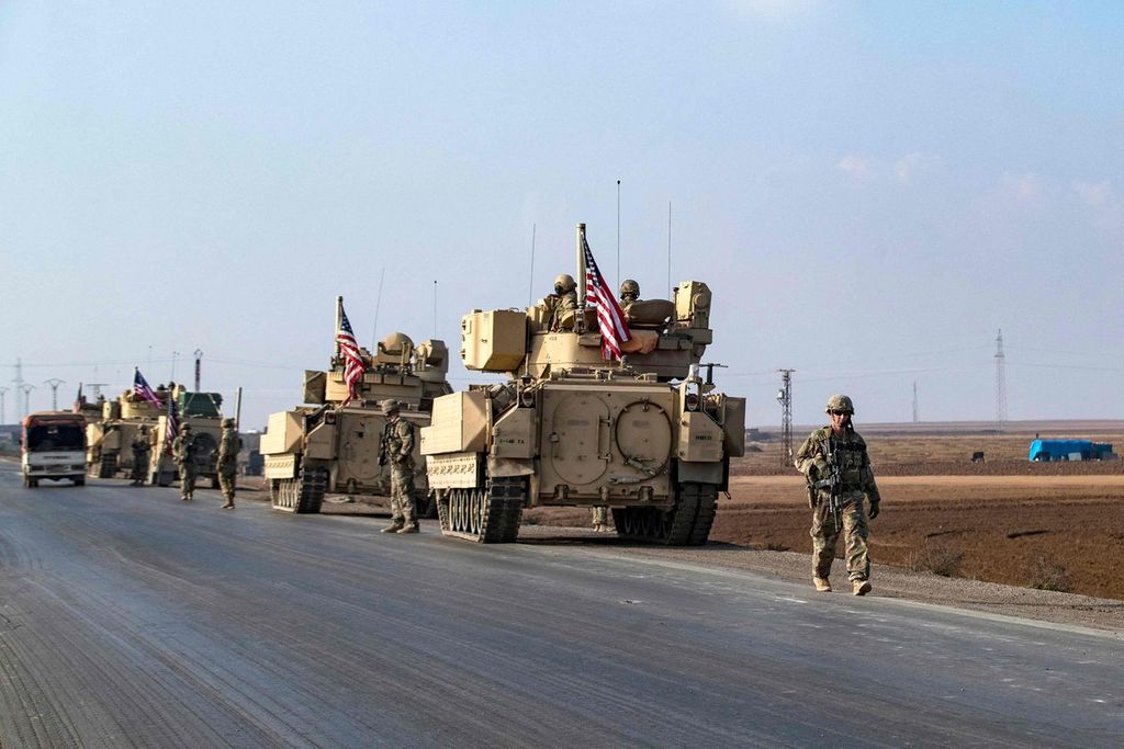 Pasukan AS berpatroli di wilayah Rumaylan (Rmeilan), Provinsi Hasakeh, dekat perbatasan dengan Turki, Suriah timur laut, 4 Desember 2022. 