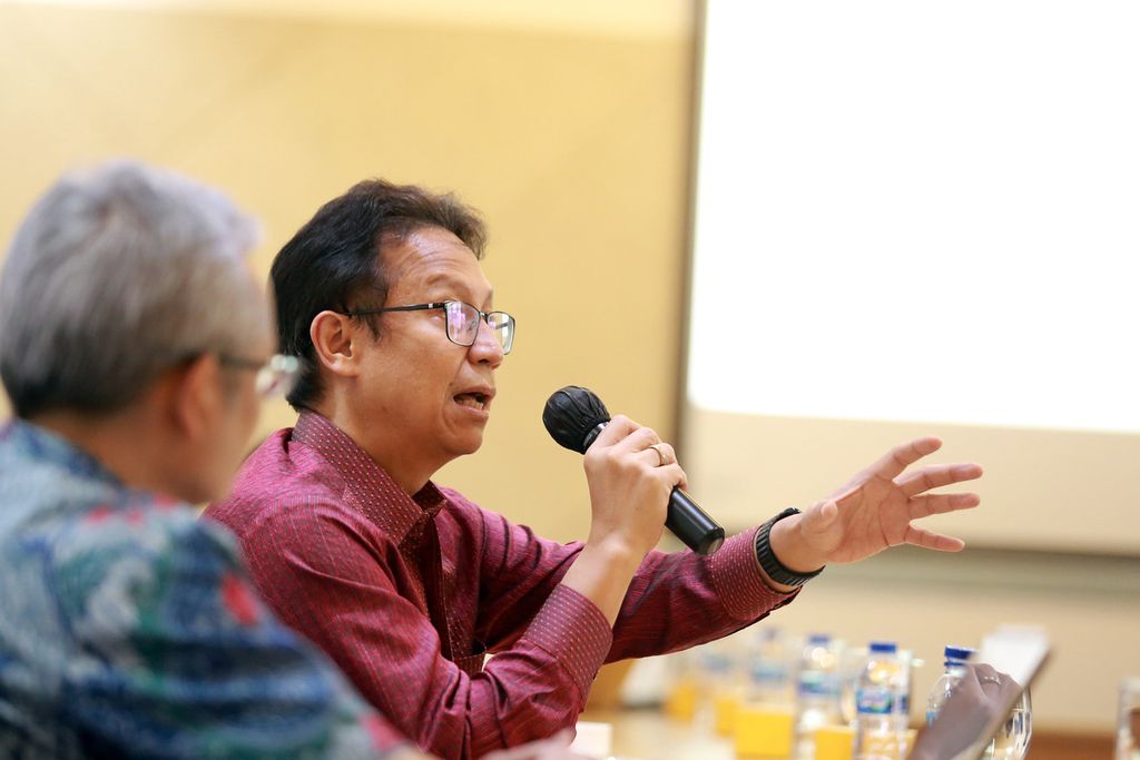 Menteri Kesehatan Republik Indonesia Budi Gunadi Sadikin menyampaikan pendapat mengenai kurangnya jumlah dokter di Indonesia, dalam agenda kunjungan di Kantor Harian <i>Kompas</i>, Menara Kompas, Jakarta Pusat, Jumat (4/11/2022),