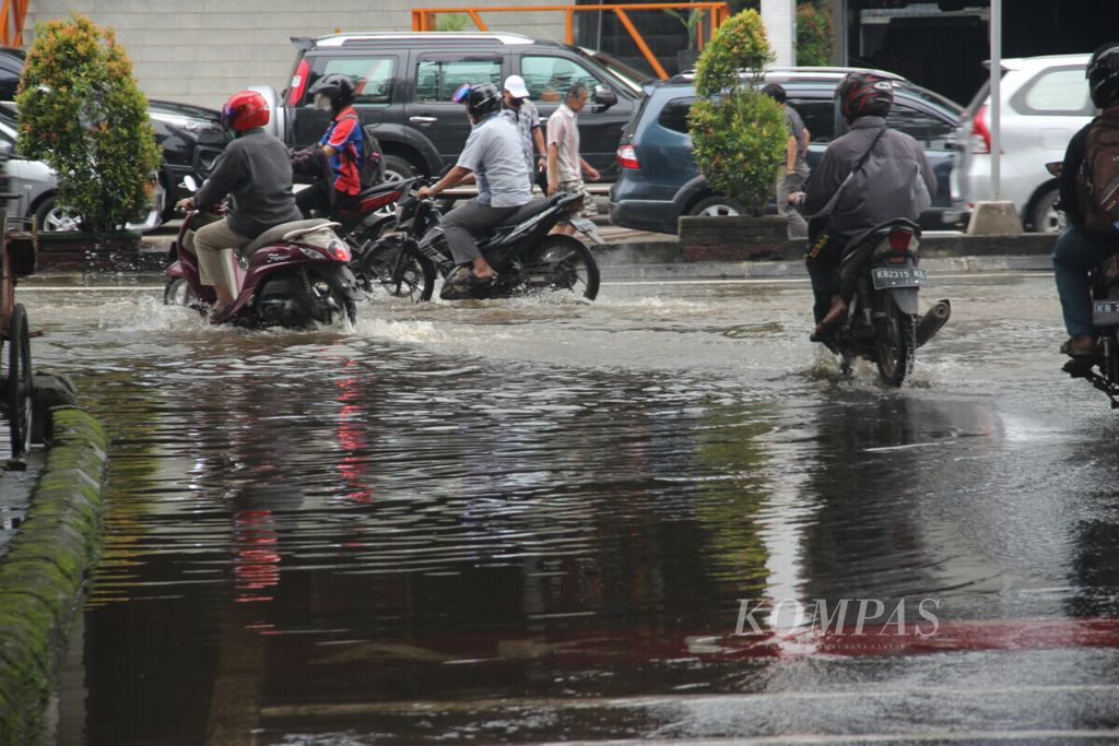 Banjir rob mulai menggenangi Jalan Gajah Mada, Kota Pontianak, Kalimantan Barat, Selasa (4/1/2022). 