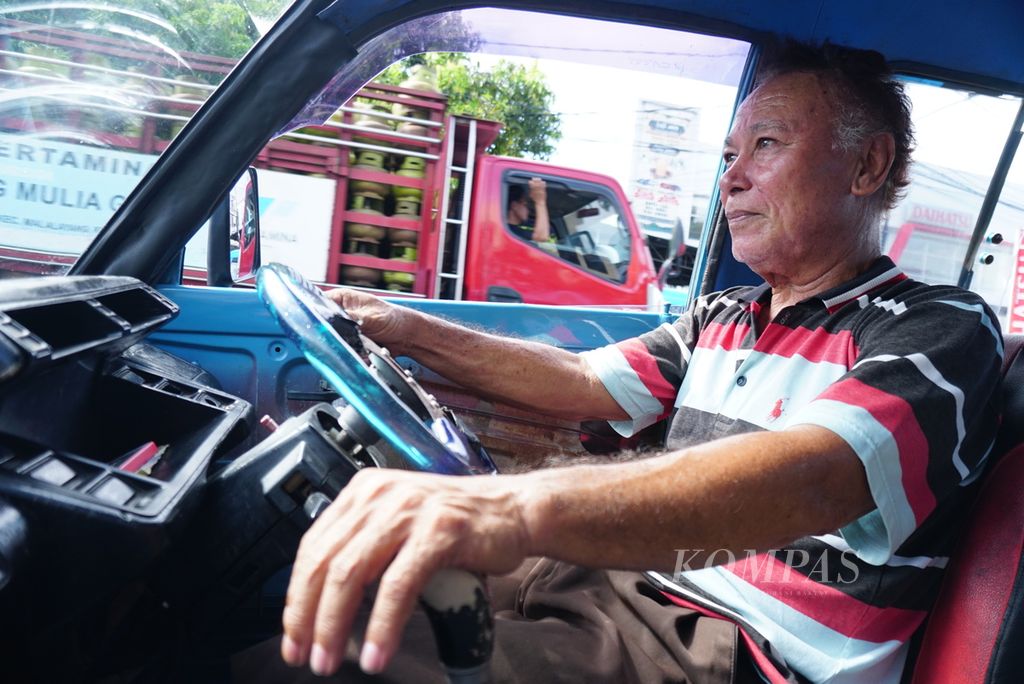 Ronny Mambo, sopir mikrolet atau mikro, mengemudi di trayek Pasar 45-Paal Dua, Selasa (9/5/2023), di Manado, Sulawesi Utara.