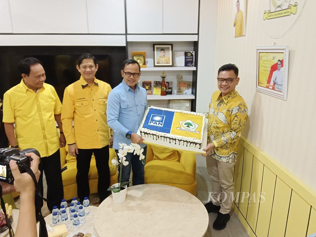 Politisi Partai Amanat Nasional, Bima Arya Sugiarto, bertemu Ketua DPD Golkar Jabar Tubagus Ace Hasan Syadzily di Kota Bandung, Jawa Barat, Kamis (16/5/2024) malam. Pertemuan ini wujud komunikasi politik kedua partai menuju koalisi dalam Pilgub Jabar 2024.