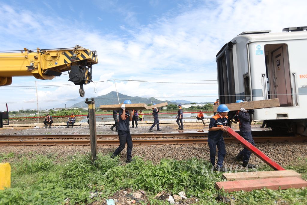 Proses penanganan tabrakan Kereta Api Turangga relasi Surabaya Gubeng-Bandung dengan Commuter Line Bandung Raya di KM 181+700 petak jalan antara Stasiun Haurpugur dan Stasiun Cicalengka, Jumat (5/1/2024).