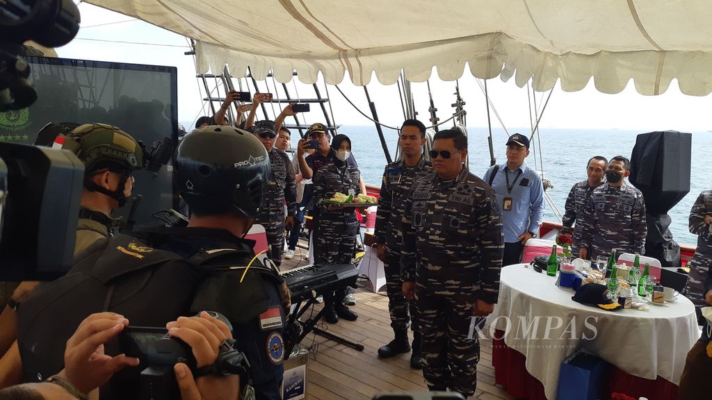 Kepala Staf Angkatan Laut Laksamana TNI Yudo Margono menerima laporan dari personel pasukan khusus TNI Angkatan Laut yang baru saja membebaskan kapal Kendhaga Nusantara yang disimulasikan dibajak oleh perompak, Jumat (2/9/2022), di Perairan Kepulauan Seribu, Jakarta.