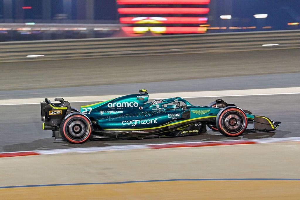 Pebalap tim Aston Martin, Nico Huelkenberg, memacu mobilnya pada sesi kualifikasi Formula 1 seri Bahrain di Sirkuit Internasional Sakhir, Sabtu (19/3/2022) malam. Ia tampil menggantikan Sebastian Vettel yang positif Covid-19.