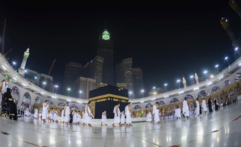 Jemaah berjalan mengelilingi Kabah dalam rangkaian ibadah umrah di kompleks Masjidil Haram, Mekkah, Arab Saudi, Minggu (4/10/2020).  