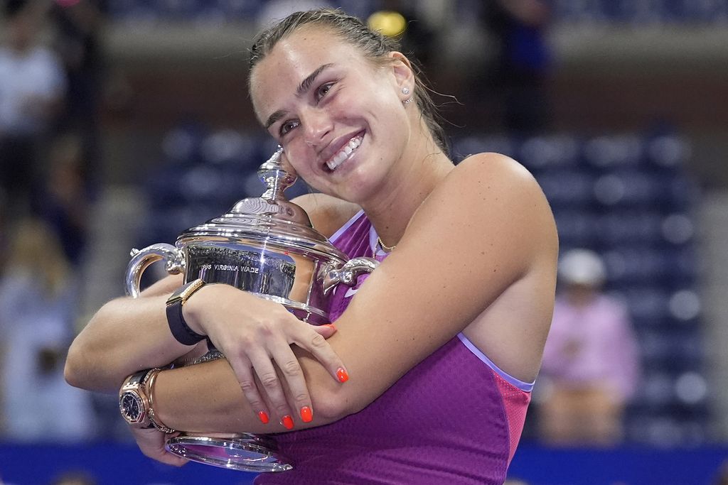 Petenis Belarus, Aryna Sabalenka, memeluk trofi setelah menjuarai Grand Slam AS Terbuka di Stadion Arthur Ashe, Flushing Meadows, New York, Amerika Serikat, Sabtu (7/9/2024).