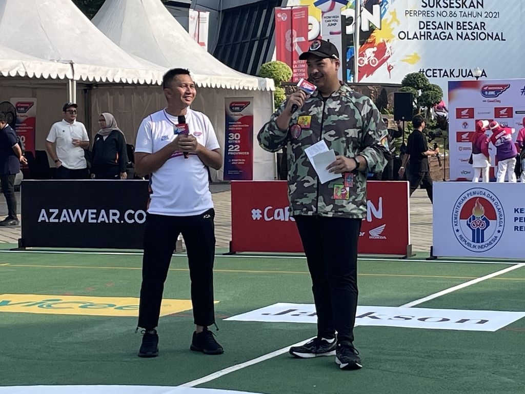 Pendiri sekaligus CEO DBL Indonesia, Azrul Ananda (kiri), dan Menteri Pemuda dan Olahraga Dito Ariotedjo dalam peluncuran DBL musim 2023-2024 di Lapangan Plaza Kemenpora, Jakarta, Jumat (14/7/2023).