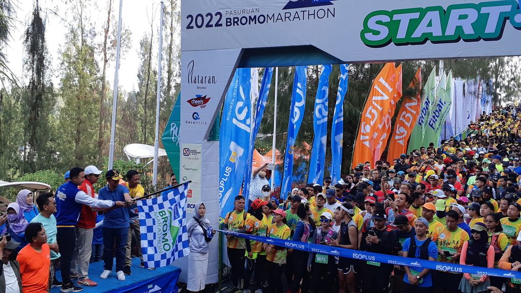 Salah satu peserta lari Bromo Marathon berusaha menyelesaikan lintasan yang menantang, Minggu (11/9/2022). Ratusan pelari dari berbagai daerah di Nusantara dan sejumlah megara turut meramaikan acara tahunan ini.