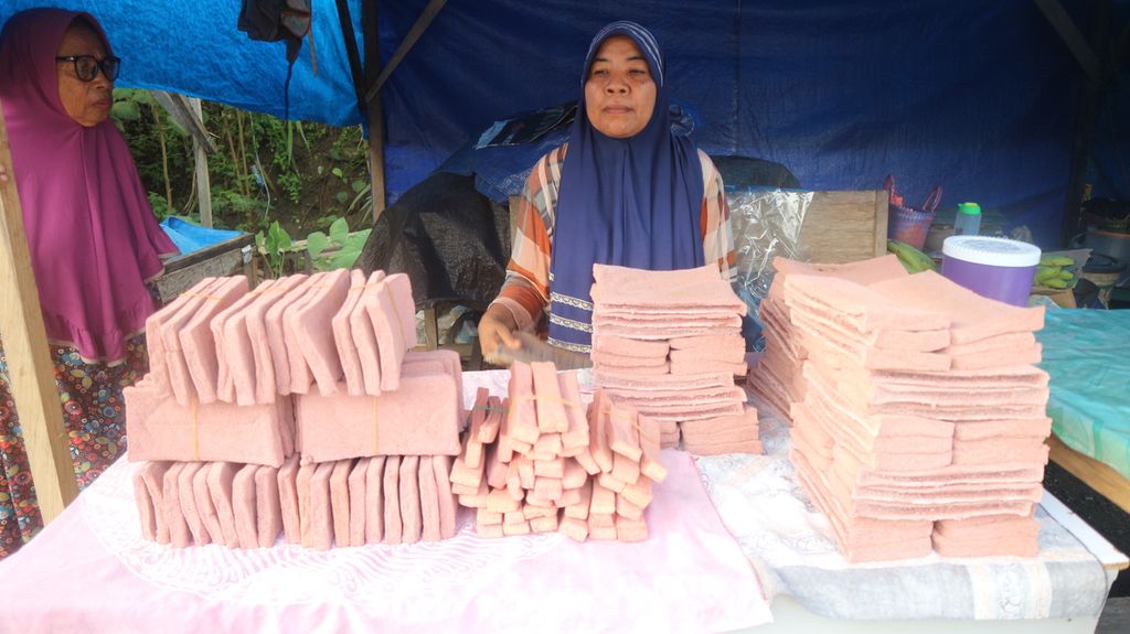 Anis, pedagang sagu di pasar Bumdes labuha, Halmahera Selatan berjualan sagu lempengan . Sagu lempengan per ikat dijual Rp 10.000.