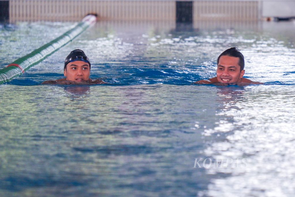 Perenang nasional, I Gede Siman Sudartawa (kanan) dan Gagarin Nathaniel Yus, berenang bersama saat menjalani latihan di pelatnas PB PRSI, Kamis (20/4/2023), di Kolam Akuatik GBK, Jakarta.
