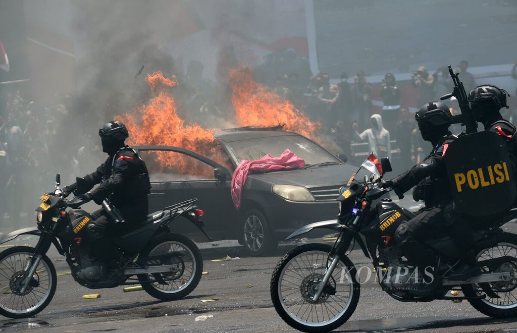 Polisi berpatroli seusai kerusuhan dalam simulasi pengamanan pemilu yang dilakukan seusai apel gelar pasukan Operasi Mantap Brata Semeru 2023/2024 di Lapangan Kodam V/Brawijaya, Surabaya, Jawa Timur, Selasa (17/10/2023). 