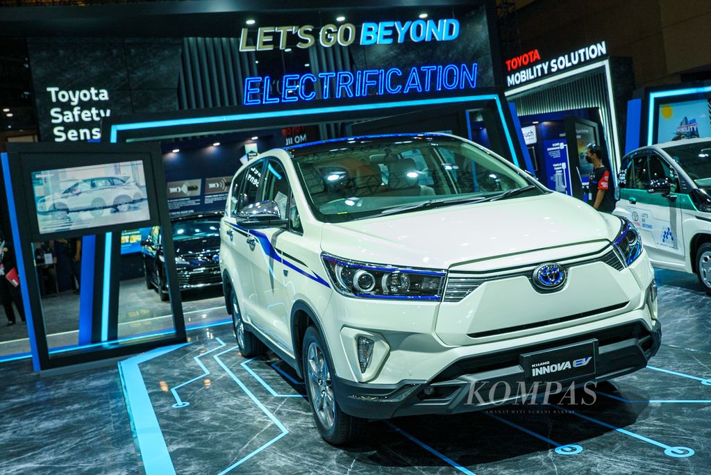 Toyota Kijang Innova EV berbasis teknologi Battery Electric Vehicle (BEV) atau mobil listrik murni dipamerkan pada Indonesia International Motor Show (IIMS) Hybrid 2022 yang diselenggarakan di JIExpo Kemayoran, Jakarta, Kamis (31/03/2022). 
