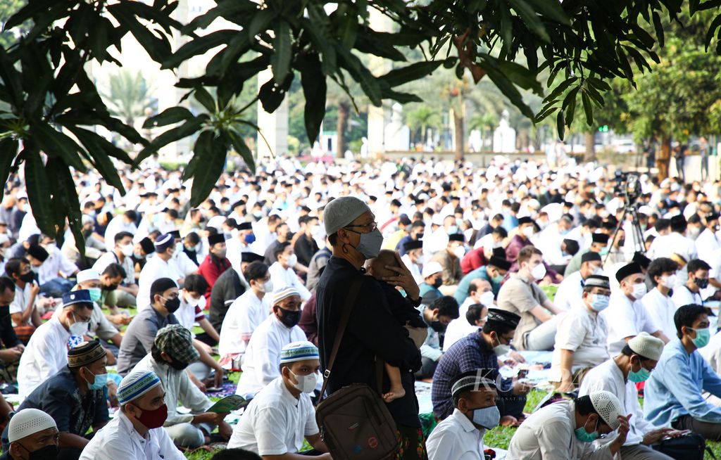 JMuslims gather to perform Eid al-Fitr prayers at the Al-Azhar Grand Mosque, Kebayoran Baru, South Jakarta, Thursday (13/5/2021).