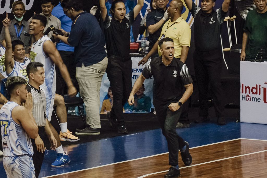 Prawira Harum Bandung Coach David Singleton had already celebrated the IBL 2023 championship title before the end of Game 2 of the final at C-Tra Arena in Bandung on Saturday (22/7/2023). Singleton led his team to end a 25-year drought of achievements.