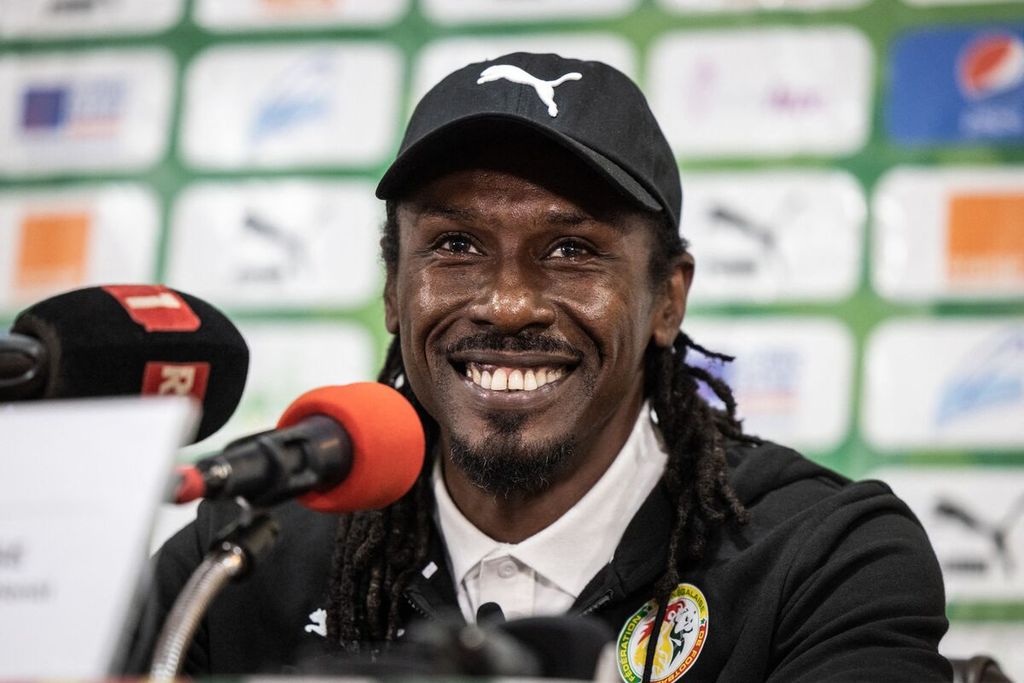 Pelatih Senegal Aliou Cisse memberikan keterangan pers terkait daftar pemain yang akan dibawanya ke Piala Dunia Qatar 2022. Foto ini diambil pada 11 November 2022.
