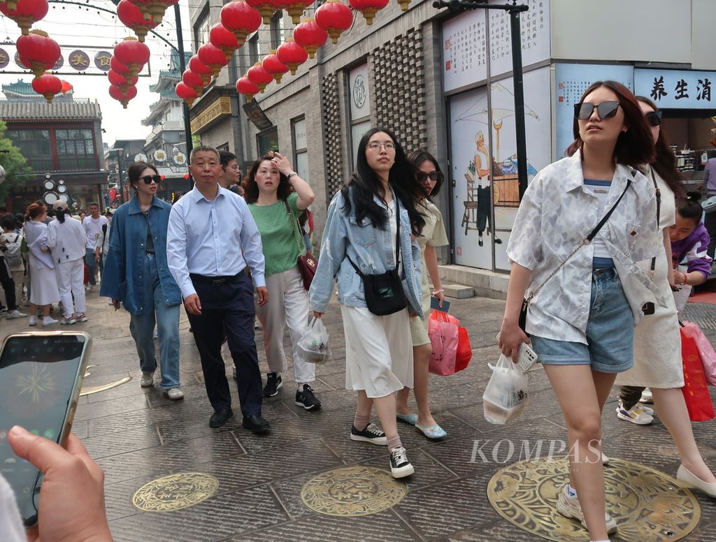 Warga memadati kawasan Qianmen Street, Beijing, China, Senin (1/5/2023). Mereka merayakan hari buruh dengan berwisata bersama keluarga, teman dekat, dan pasangan. Qianmen Street adalah sebuah jalan pedestrian dengan sejarah lebih dari 500 tahun yang terkenal sebagai area berbelanja bernuansa China tempo dulu.