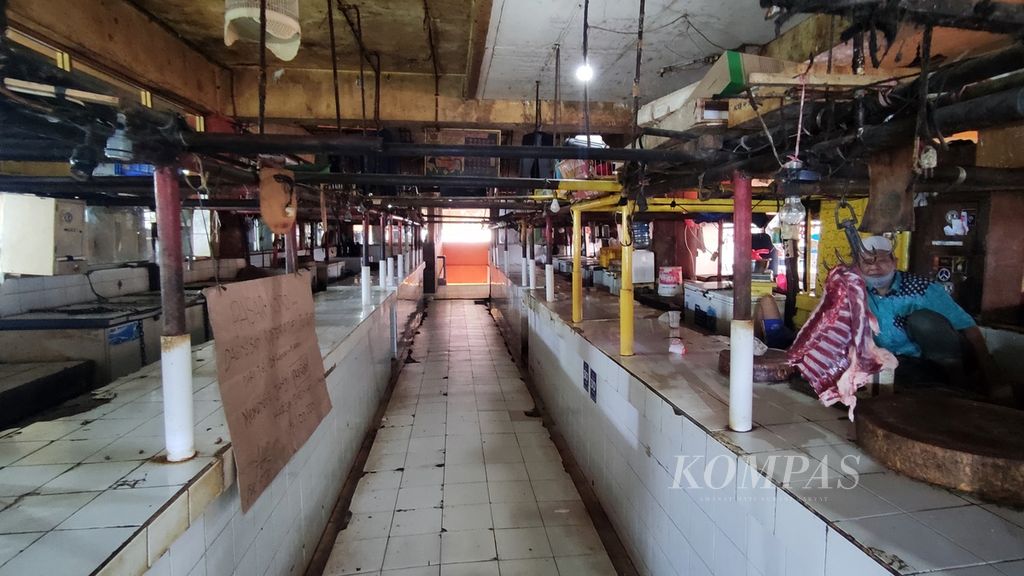Suasana di los daging sapi di Pasar Tomang Barat atau Pasar Kopro, Kecamatan Grogol Petamburan, Jakarta Barat, Selasa (1/3/2022). Hanya ada satu pedagang menjual daging kambing, sedangkan para pedagang daging sapi mogok berjualan.
