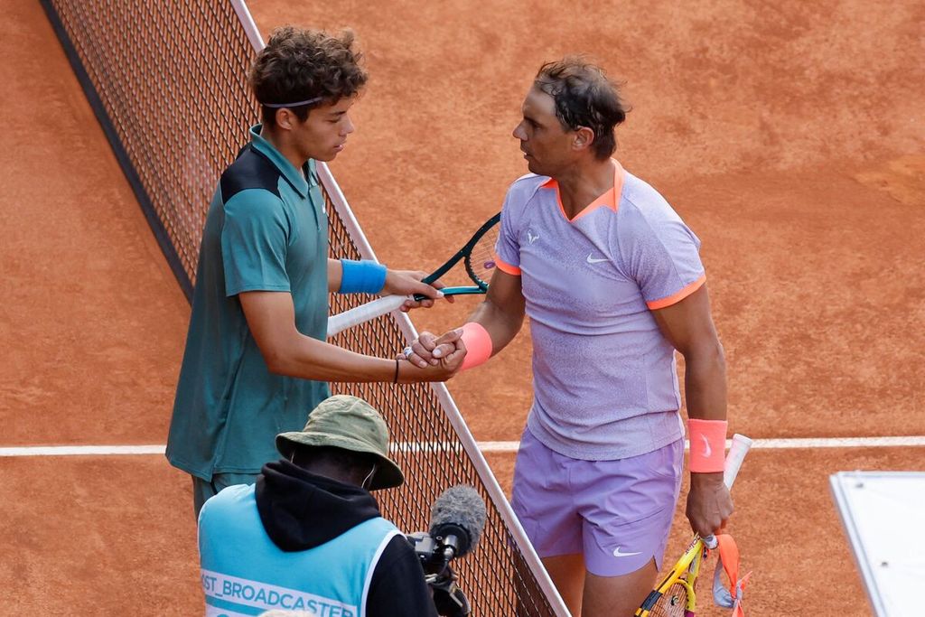 Rafael Nadal (kanan) bersalaman dengan Darwin Blanch seusai bertanding di turnamen ATP Masters 1000 Madrid, Kamis (25/4/2024). 