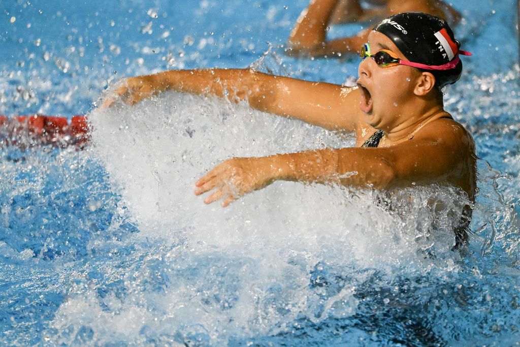 Perenang Bali Lilly Kartina Beales meluapkan kegembiraan seusai menjadi yang tercepat pada final 50 meter gaya kupu-kupu PON Aceh-Sumut 2024 di Kolam Renang Selayang Dispora Sumatera Utara, Medan, Minggu (15/9/2024). 