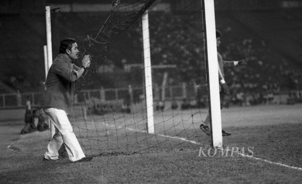 Pembina Perkesa 78, Acub Zaenal, sampai berdiri di belakang gawang memberikan semangat kepada pemainnya ketika menghadapi Jayakarta, 26 November 1979, pada kompetisi Galatama 1979 di Stadion Utama Senayan, Jakarta. Pada laga itu, Perkesa kalah, 0-1.