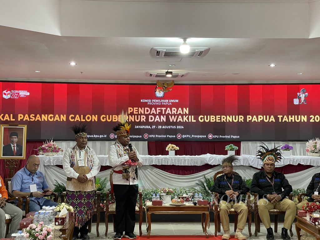 Pasangan Mathius D Fakhiri-Aryoko Rumaropen saat mendaftarkan diri untuk bertarung di Pemilihan Gubernur Papua 2024 di Komisi Pemilihan Umum Papua di Kota Jayapura pada 29 Agustus 2024.