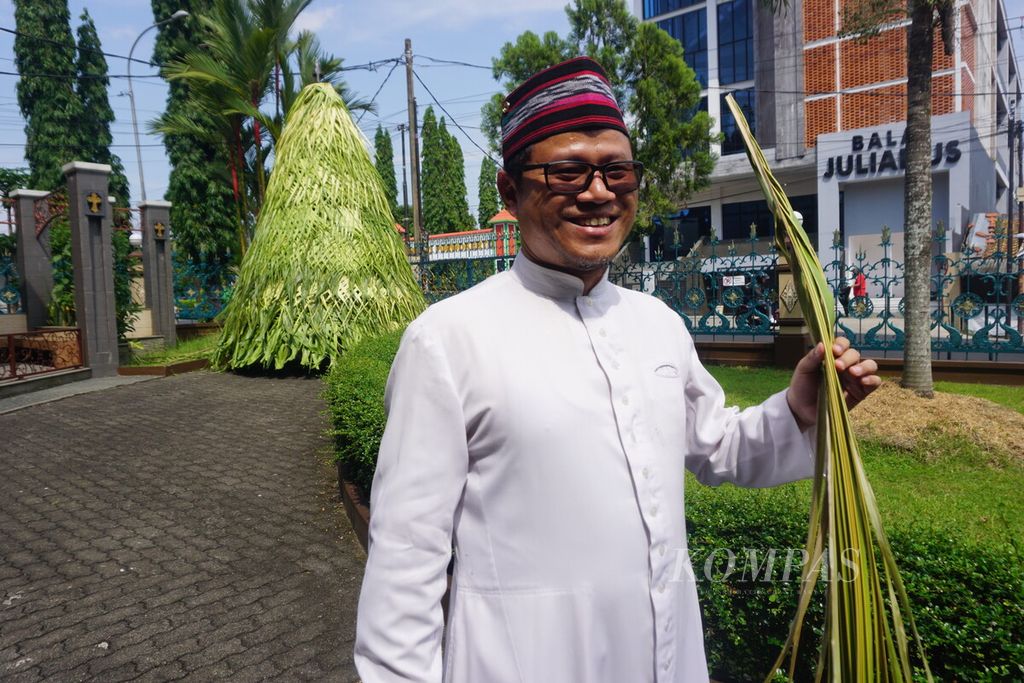 Pastor Paroki Katedral Kristus Raja Martinus Ngarlan Pr menunjukkan anyaman janur untuk membuat pohon natal di halaman Gereja Katedral Kristus Raja Purwokerto, Kabupaten Banyumas, Jawa Tengah, Kamis (21/12/2023).