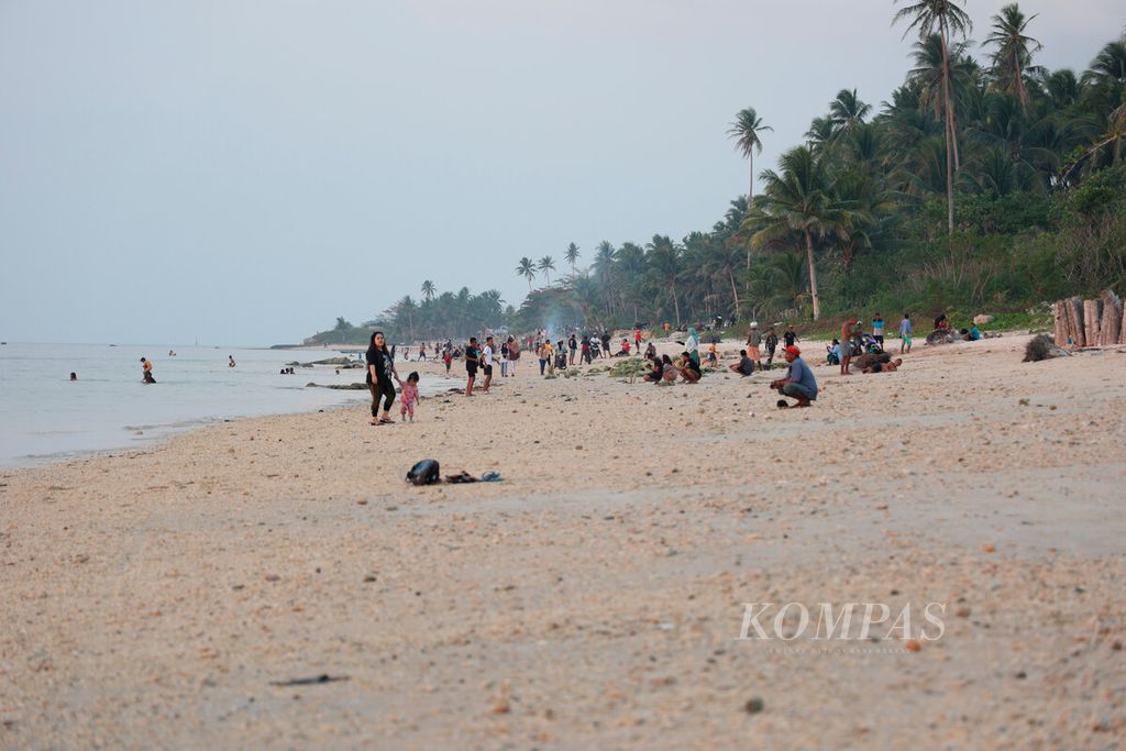 Warga mengisi akhir pekan mereka dengan berwisata di Pantai Batu Kora, Dobo, Kabupaten Kepulauan Aru, Provinsi Maluku, Minggu (24/9/2023). 