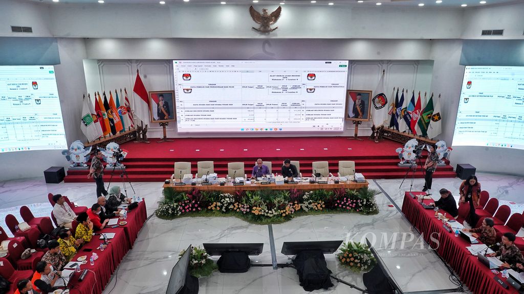 Suasana saat digelar Rapat Pleno Terbuka Rekapitulasi Perhitungan Perolehan Suara di Luar Negeri pada Pemilu 2024 di Aula Komisi Pemilihan Umum (KPU), Jakarta, Senin (4/3/2024). 
