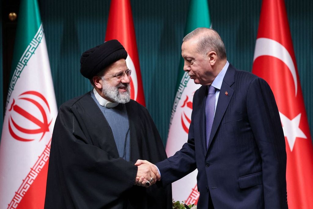 Presiden Iran Ebrahim Raisi (kiri) bersalaman dengan Presiden Turki Recep Tayyip Erdogan (kanan)  seusai pertemuan di Ankara, Turki, Rabu (24/1/2024). 