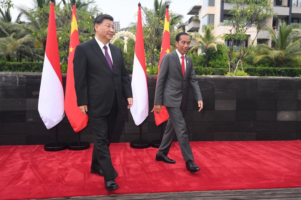 Presiden Joko Widodo (kanan) berjalan dengan Presiden China Xi Jinping (kiri) dalam pertemuan bilateral seusai KTT G20 Indonesia 2022 di Nusa Dua, Bali, Rabu (16/11/2022).
