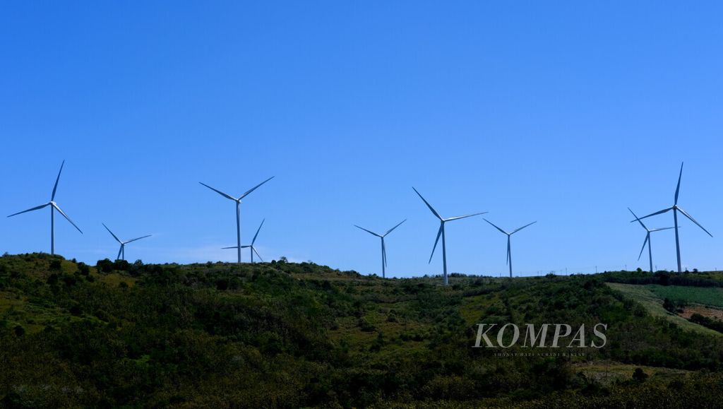 Sejumlah turbin Pembangkit Listrik Tenaga Bayu Sidrap terlihat di salah satu dari tiga bukit di Desa Mattirosi dan Desa Lainungan, Kecamatan Watang Pulu, Kabupaten Sidenreng Rappang, Sulawesi Selatan, Senin (22/7/2019).