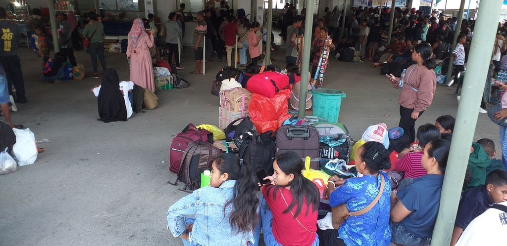 Capek antre, sebagian calon penumpang feri tujuan Kupang-Lewoleba, Rabu (5/7/2023), terpaksa duduk di lantai menunggu giliran. Mereka berharap loket antrean hanya satu titik, yakni <i>top-up </i>e-tiket sekaligus pembelian tiket kapal.