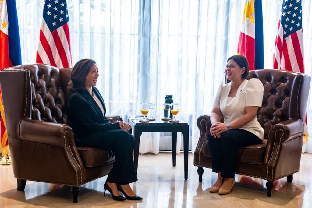 Wakil Presiden AS Kamala Harris (kiri) bertemu timpalannya, Wakil Presiden Filipina Sara Vicenta Zimmerman Duterte-Carpio di Aguado House Manila di Manila, 21 November 2022. 