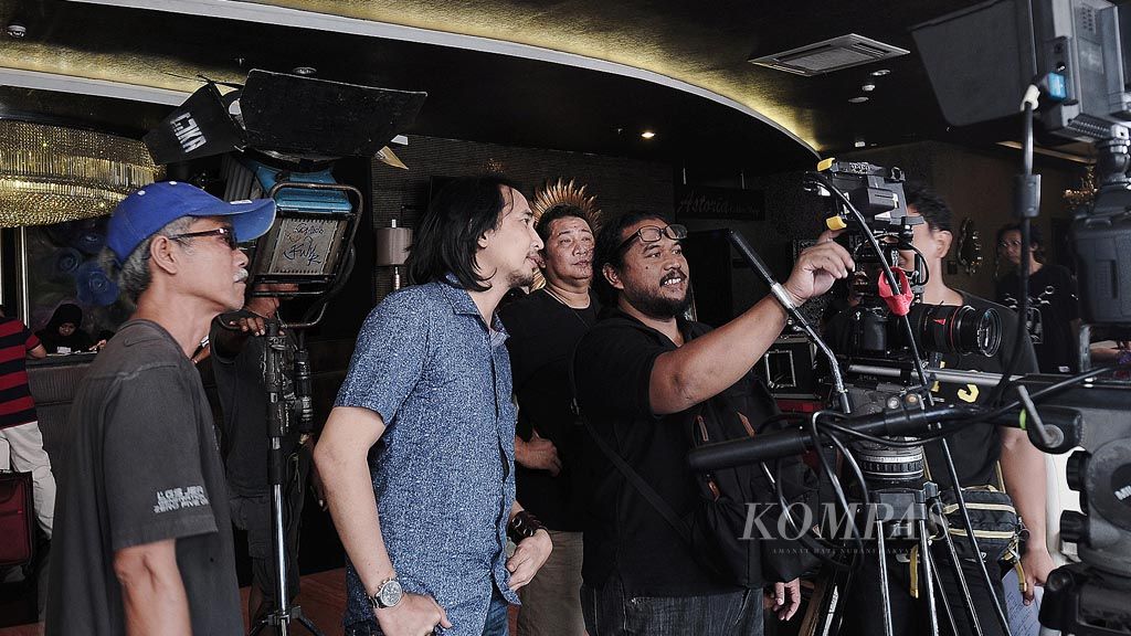 Gitaris Padi, Piyu (kedua dari kiri), menyaksikan  pengambilan gambar untuk film televisi Menanti Sebuah Jawaban di sebuah hotel di Bekasi, Jawa Barat, akhir Agustus lalu.