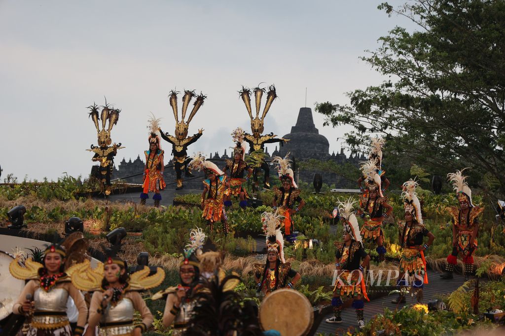 Atraksi seni topeng ireng dari Komunitas Lima Gunung menyemarakkan pembukaan kegiatan Indonesia Bertutur di kompleks Candi Borobudur, Magelang, Jawa Tengah, September 2022.