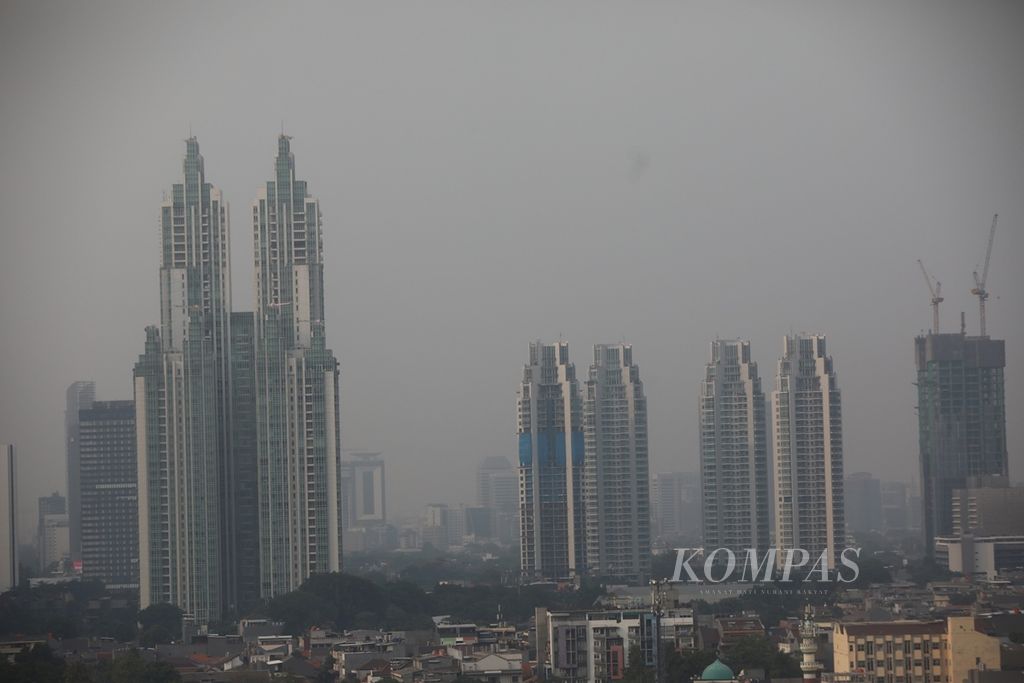 Kabut menyelimuti sebagian wilayah Jakarta Selatan, Minggu (10/11/2019). Kualitas udara Jakarta di akhir pekan memasuki awal musim hujan masih cenderung buruk. Indeks kualitas udara PM 2,5 masih menunjukkan angka 165 atau kategori tidak sehat. Penggunaan kendaraan pribadi yang tinggi di akhir pekan turut berkontribusi menyebabkan buruknya kualitas udara di Ibu Kota. 